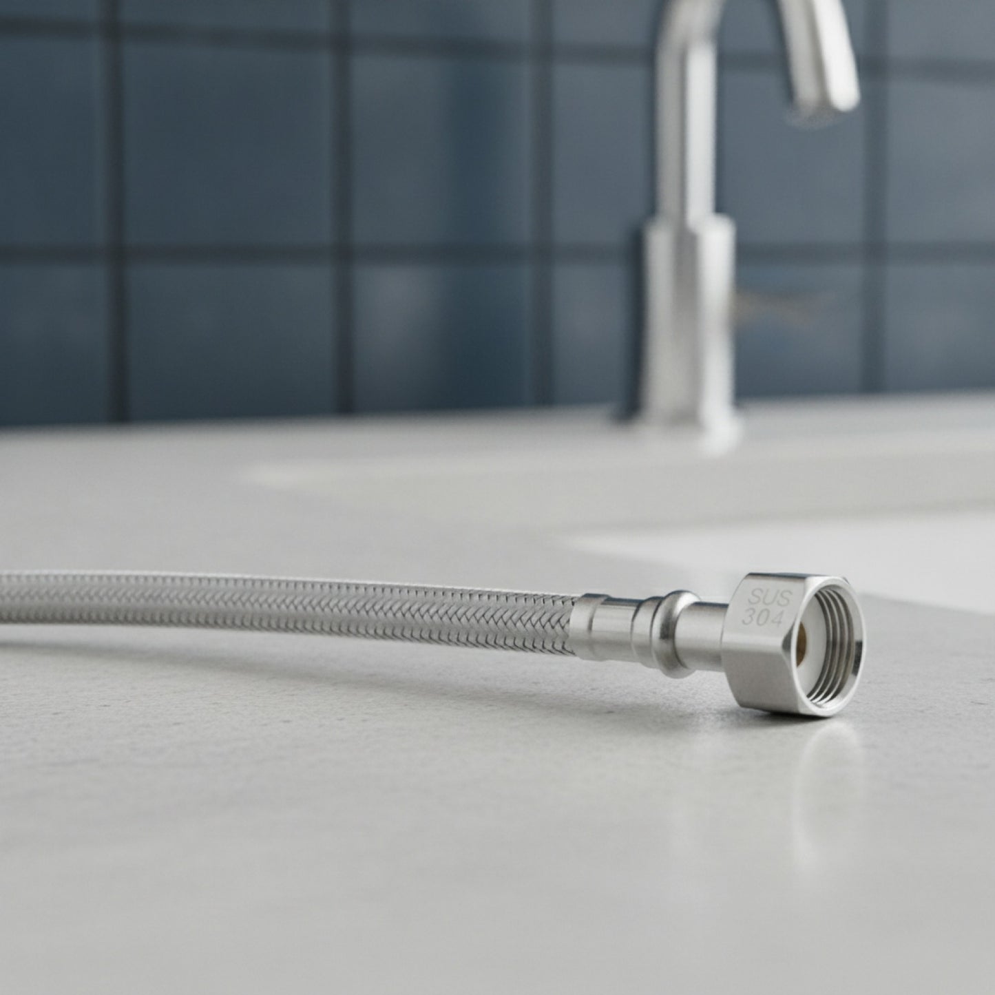 Tuyau d'arrivée d'eau tressé inox 90° - Flexible pour WC & Salle de Bain (30-200cm)