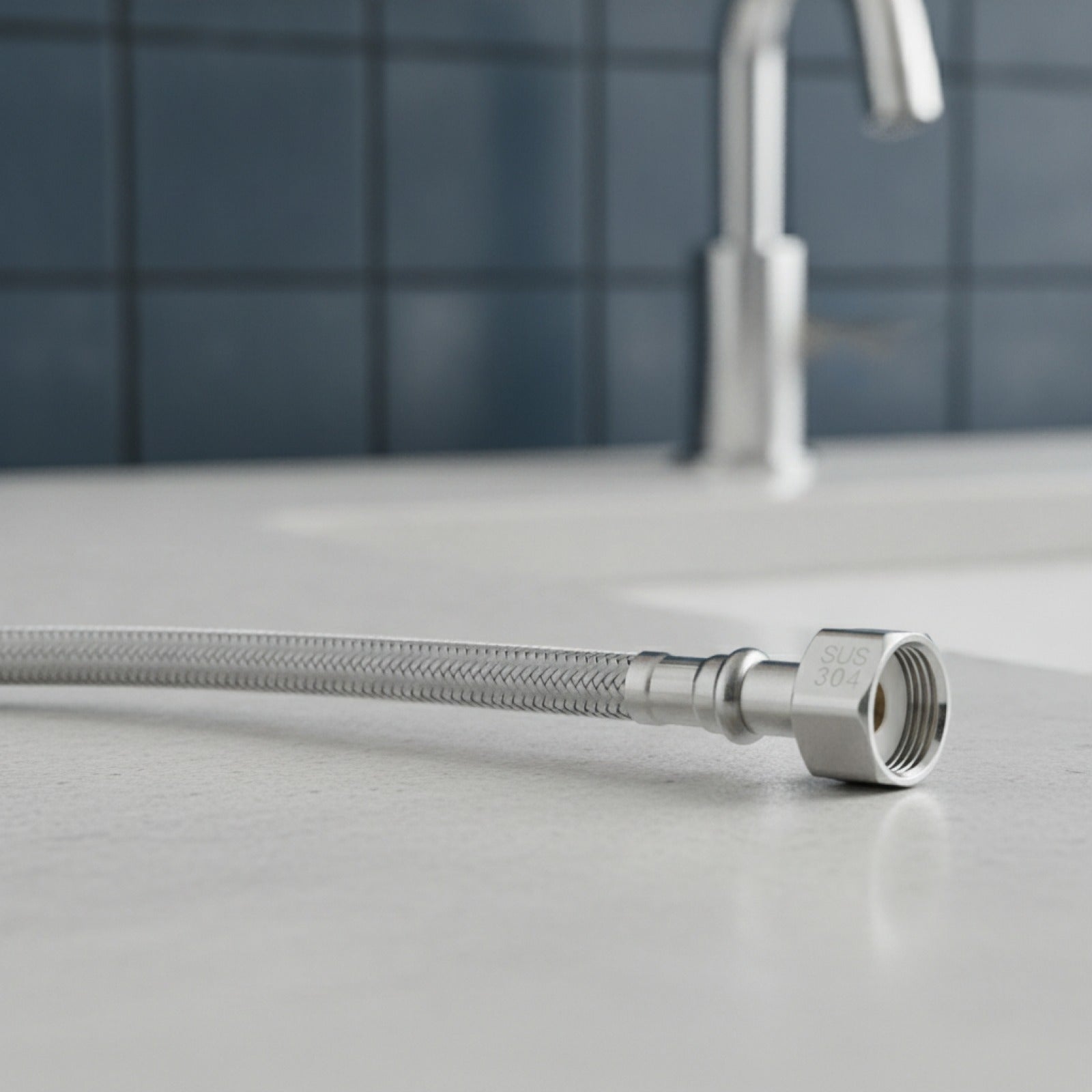 Tuyau d'arrivée d'eau tressé inox 90° - Flexible pour WC & Salle de Bain (30-200cm)